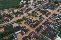 Eldorado fica parcialmente submersa após cheia do Rio Ribeira em meio às fortes chuvas