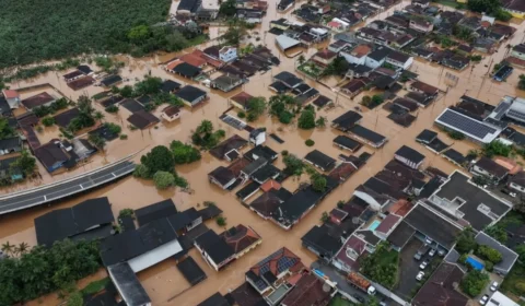 Eldorado fica parcialmente submersa após cheia do Rio Ribeira em meio às fortes chuvas