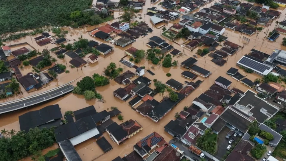 Eldorado fica parcialmente submersa após cheia do Rio Ribeira em meio às fortes chuvas
