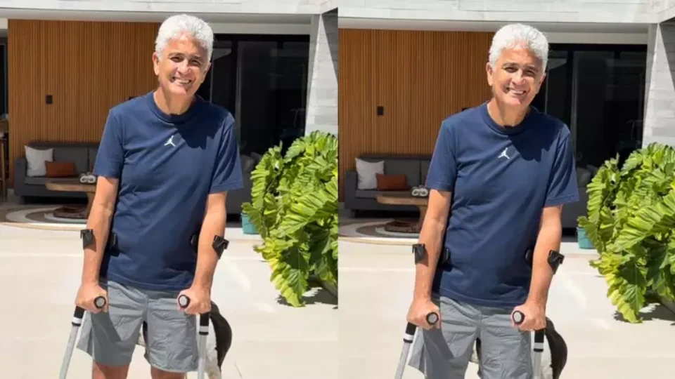 Bebeto aparece de muletas e tranquiliza fãs sobre recuperação