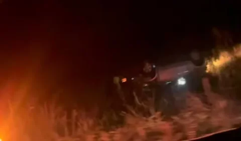 Mulher morre após caminhonete capotar na BR-153; motorista é preso por homicídio culposo e embriaguez