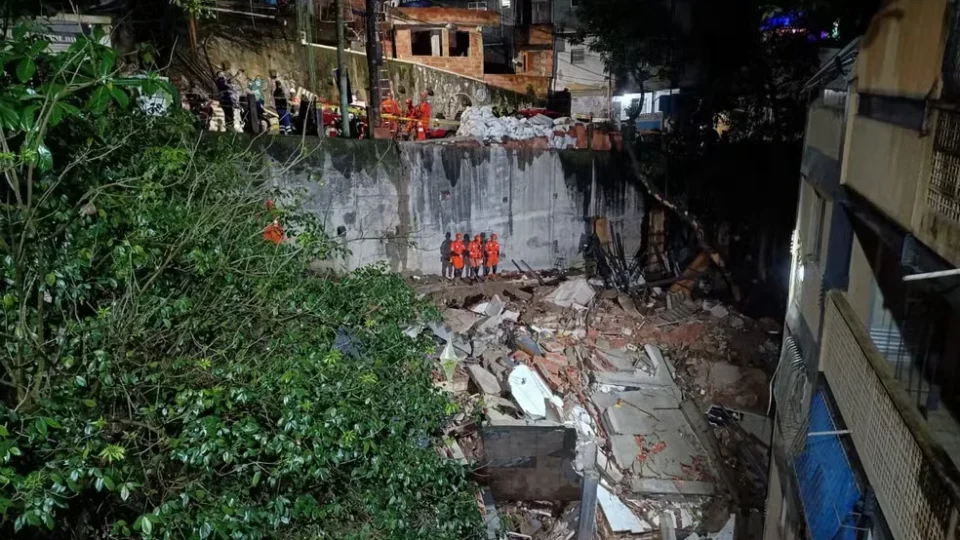 Prédio interditado desaba no Morro do Cantagalo, na Zona Sul do Rio; não há vítimas