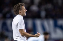 Japão marca duas vezes nos acréscimos e vence Uruguai na estreia de Forlán como técnico