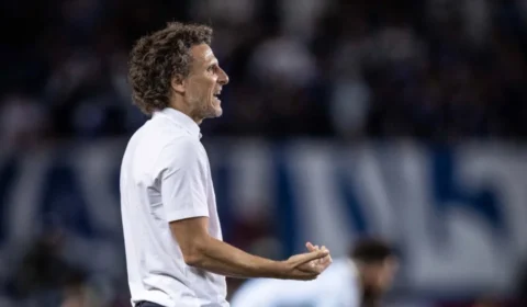 Japão marca duas vezes nos acréscimos e vence Uruguai na estreia de Forlán como técnico