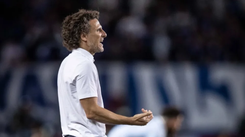Japão marca duas vezes nos acréscimos e vence Uruguai na estreia de Forlán como técnico