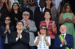 Lula participa do desfile de 7 de Setembro ao lado de Fachin, Alcolumbre e Motta