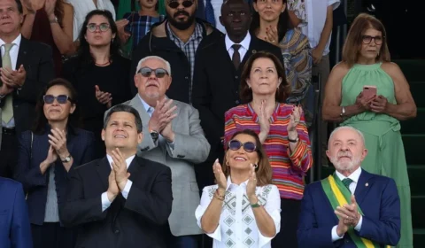 Lula participa do desfile de 7 de Setembro ao lado de Fachin, Alcolumbre e Motta