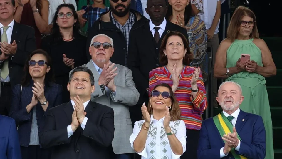 Lula e autoridades participam do desfile de 7 de Setembro em Brasília, acompanhe ao vivo