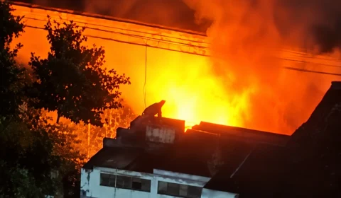 VIDEO: Incêndio atinge depósito no Morumbi e mobiliza cinco viaturas dos Bombeiros em SP