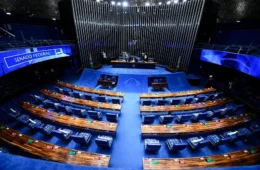 Senado espera decisão de Flávio Bolsonaro sobre mandato após ida aos EUA