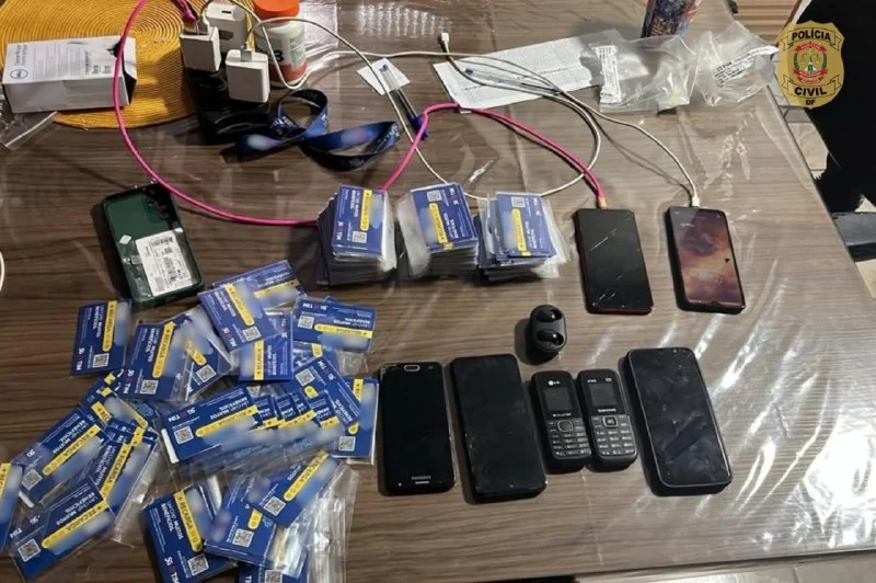 Operação da PCDF prendeu cinco suspeitos de integrar organização investigada por golpes e venda de “kits” para fraudes.
