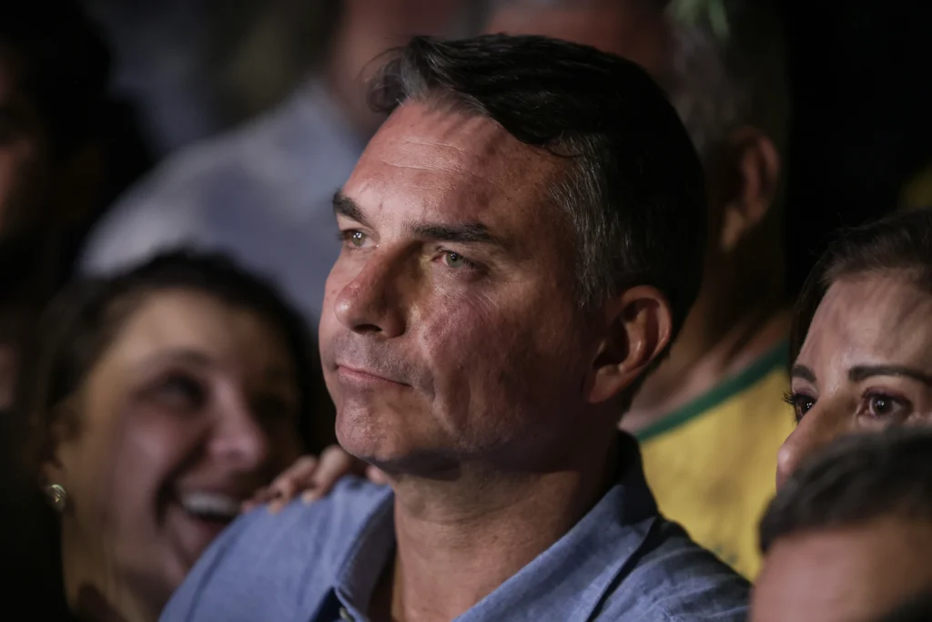 Após perder a eleição presidencial, senador foi proibido de deixar o Brasil por decisão de Alexandre de Moraes; notícia sobre possível ida à Argentina levou a PF a consultar autoridades do país vizinho, enquanto outras apurações envolvem o parlamentar.