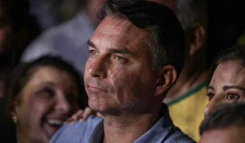 Flávio Bolsonaro fugiu do Brasil? Entenda o que se sabe até agora