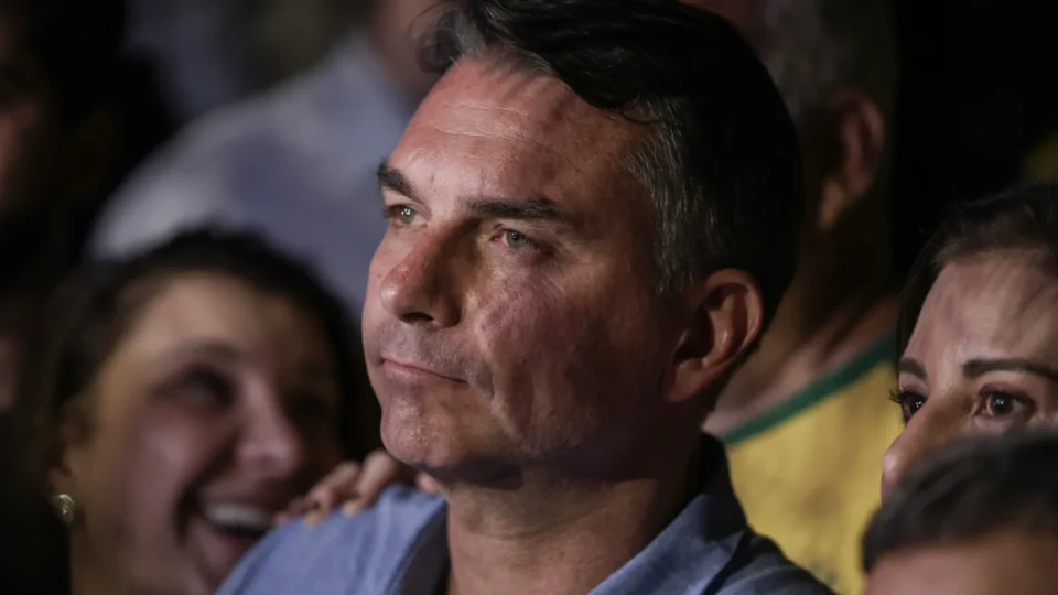 Flávio Bolsonaro fugiu do Brasil? Entenda o que se sabe até agora