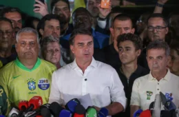 Aliados confirmam que Flávio Bolsonaro deixou o Brasil rumo aos EUA; veja vídeo