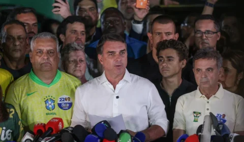 Aliados confirmam que Flávio Bolsonaro deixou o Brasil rumo aos EUA; veja vídeo
