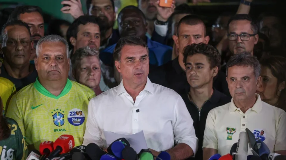 Aliados confirmam que Flávio Bolsonaro deixou o Brasil rumo aos EUA; veja vídeo