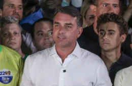 Flávio Bolsonaro pode ser preso por se declarar presidente eleito? Entenda o que diz a lei