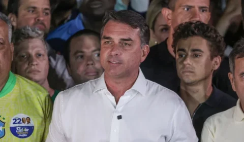 Flávio Bolsonaro pode ser preso por se declarar presidente eleito? Entenda o que diz a lei
