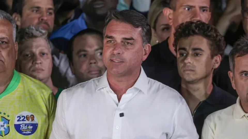 Flávio Bolsonaro pode ser preso por se declarar presidente eleito? Entenda o que diz a lei