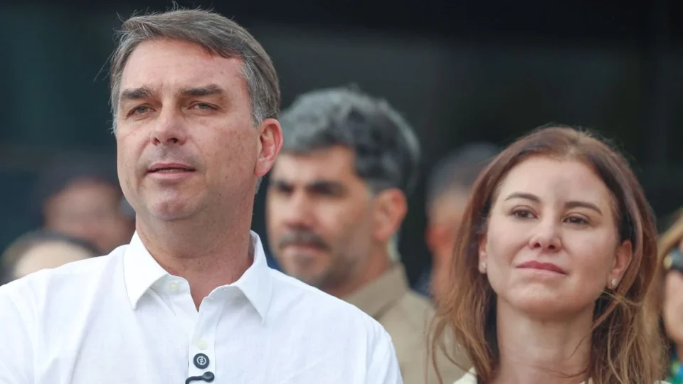 Avião usado por Flávio Bolsonaro nos EUA tem ligação com empresário investigado na Argentina