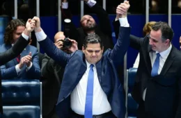 Alcolumbre articula perdão a Bolsonaro para buscar apoio da direita no Senado