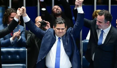 Alcolumbre articula perdão a Bolsonaro para buscar apoio da direita no Senado