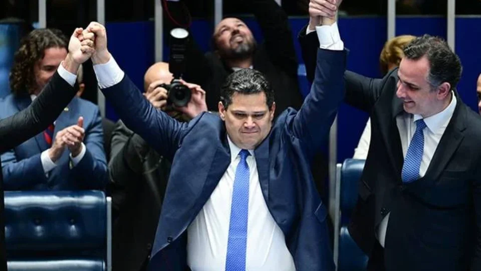 Alcolumbre articula perdão a Bolsonaro para buscar apoio da direita no Senado