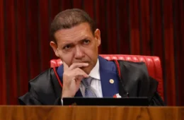 Decisões de Nunes Marques geram críticas e suspeitas de favorecimento a Flávio Bolsonaro no TSE