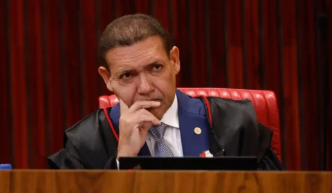 Decisões de Nunes Marques geram críticas e suspeitas de favorecimento a Flávio Bolsonaro no TSE