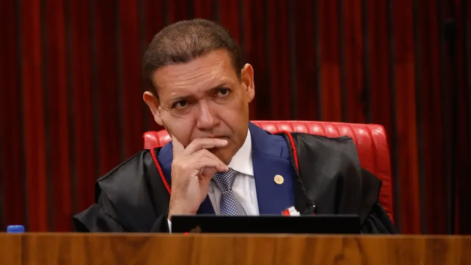 Decisões de Nunes Marques geram críticas e suspeitas de favorecimento a Flávio Bolsonaro no TSE