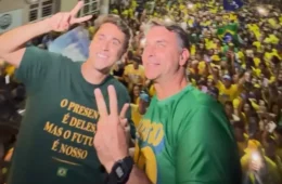Roubo de celular: Flávio Bolsonaro promete pena mínima de 8 anos em ato com Nikolas em MG