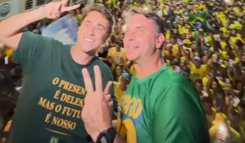 Roubo de celular: Flávio Bolsonaro promete pena mínima de 8 anos em ato com Nikolas em MG