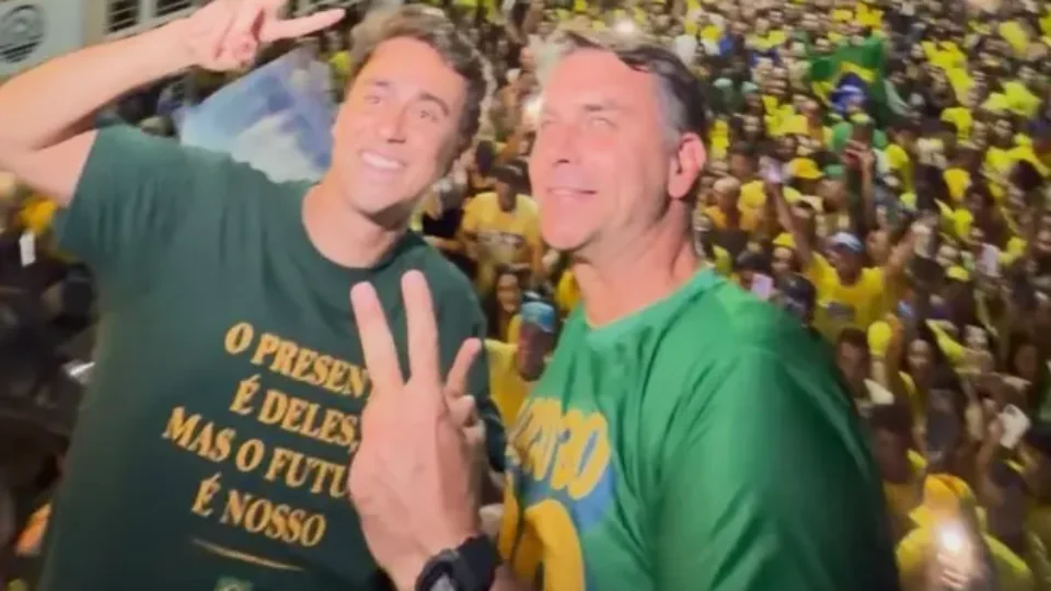 Roubo de celular: Flávio Bolsonaro promete pena mínima de 8 anos em ato com Nikolas em MG