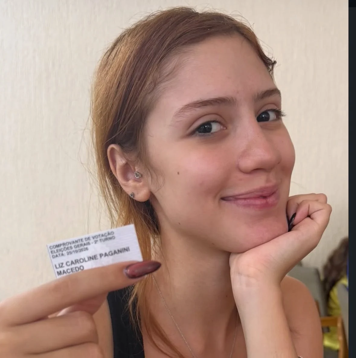 Influencer Liz Maceado com seu comprovante de votação. - Foto: Reprodução