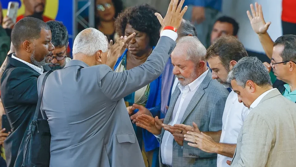 Lula mira eleitorado evangélico e envia carta com apelo por “discernimento”