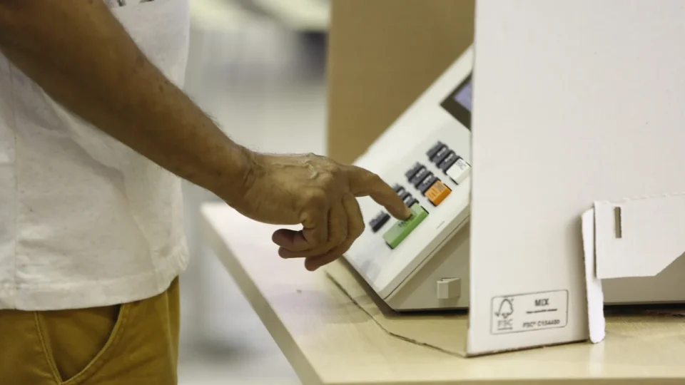 Que horas termina a votação? Veja os horários das Eleições 2026 em cada estado