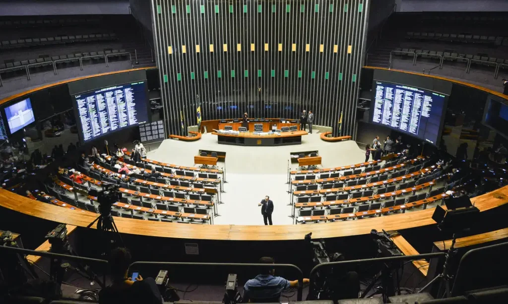 Mariana Naime (PL) recebeu 67,2 mil votos, mas ficou fora por causa do sistema proporcional; no Senado, duas mulheres foram eleitas pelo Distrito Federal