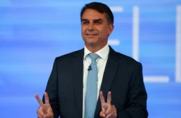 Carta de Flávio Bolsonaro provoca críticas e divide aliados após saída do Brasil