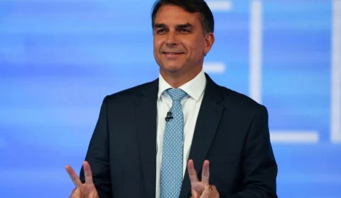 Carta de Flávio Bolsonaro provoca críticas e divide aliados após saída do Brasil