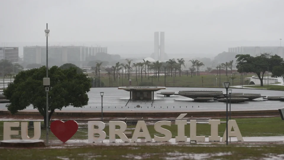 Brasília tem previsão de chuva e trovoadas nesta sexta-feira; veja temperaturas