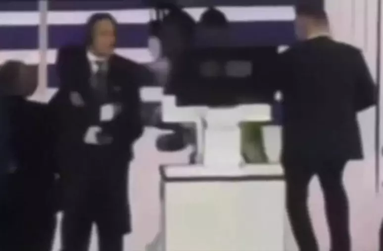“Tenho a impressão de que, desde que perdeu a Bola de Ouro para Rodri, Vinicius Júnior mudou seu comportamento dentro de campo. Não falo apenas do desempenho no futebol, que também apresentou uma queda, mas principalmente da postura. Vejo um jogador mais revoltado, mais irritado e que parece reagir com maior intensidade às situações adversas. Vini continua sendo um talento extraordinário, mas acredito que precisa recuperar o equilíbrio emocional para que sua frustração não acabe prejudicando ainda mais seu futebol.”
