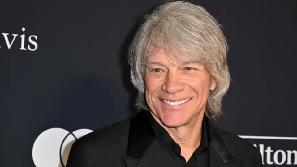 Jon Bon Jovi revela que não conseguia cantar nem “Parabéns pra você” após cirurgia