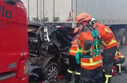 Dutra é liberada após grave acidente envolvendo carro e dois caminhões em São Paulo
