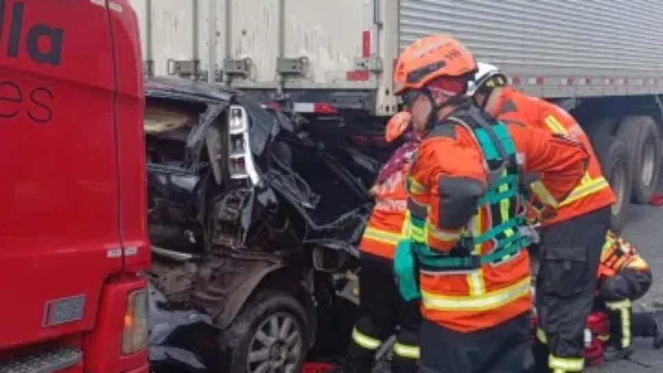 Dutra é liberada após grave acidente envolvendo carro e dois caminhões em São Paulo