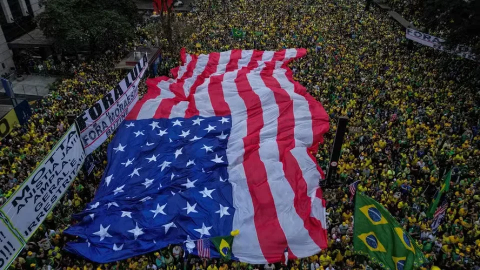 Organização de ato de Flávio Bolsonaro na Paulista pede que apoiadores escondam bandeiras dos EUA e de Israel