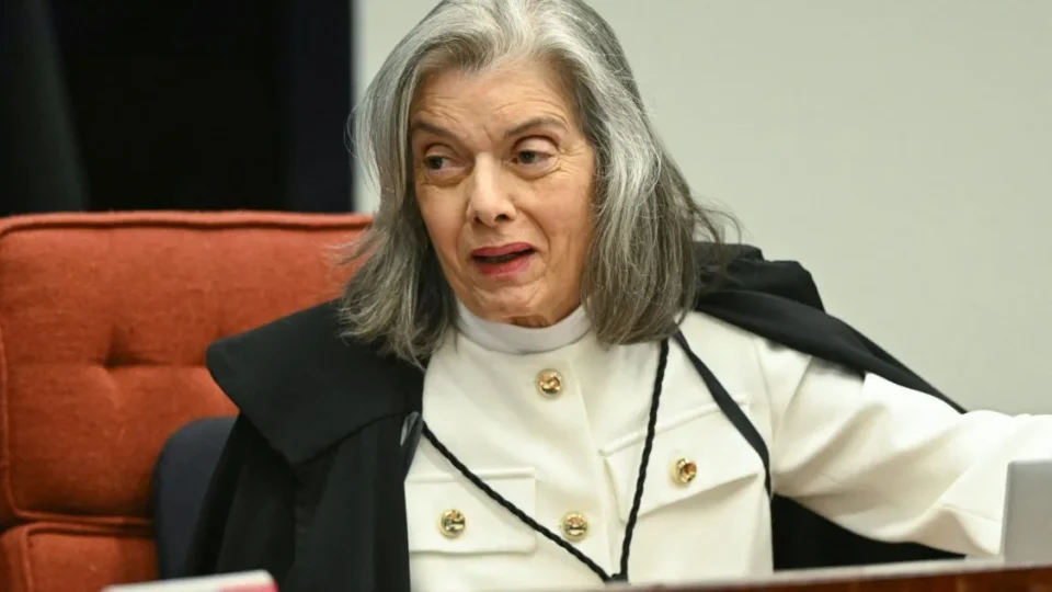Cármen Lúcia é pressionada a destravar julgamento da Ficha Limpa antes do 2º turno