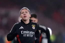 Prestianni é multado em € 1.020 por chutar painel de publicidade em jogo do Benfica