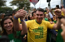 Flávio Bolsonaro supera Lula entre eleitores brasileiros nos Emirados Árabes no 2º turno