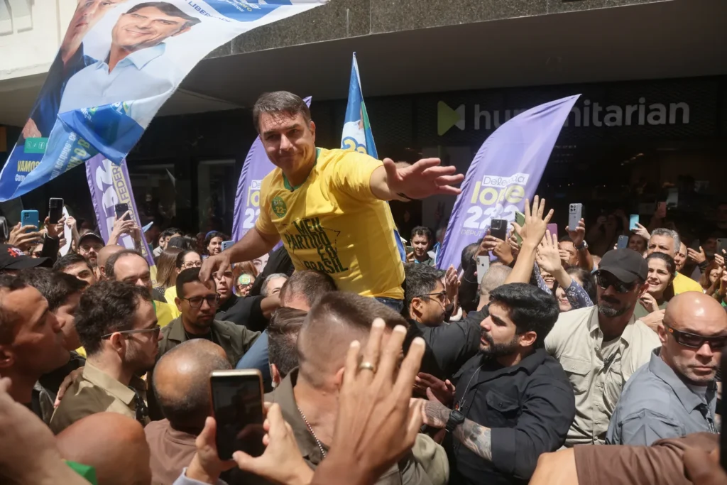 Flávio Bolsonaro quer só debate presidencial na Globo no 2º turno